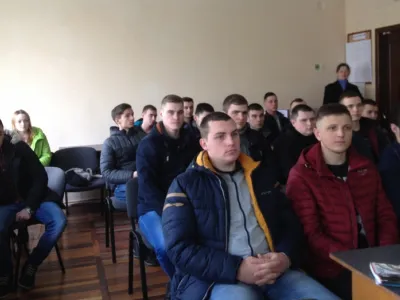 Студенти-бакалаври уважно слухають виступ про академічне письмо