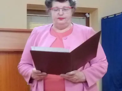 Методист Наталія Банкова декламує поезію