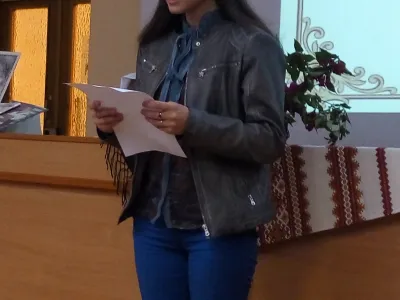 Марія Липач читає власний вірш, присвячений мамі