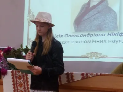 Юна поетеса Ярослава Нікіфорова з власними віршами, присвячені мамі