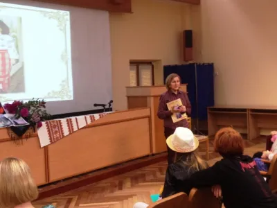 Зі словами вдячності учасникам літературно-мистецького свята виступає директор Тетяна Притуляк