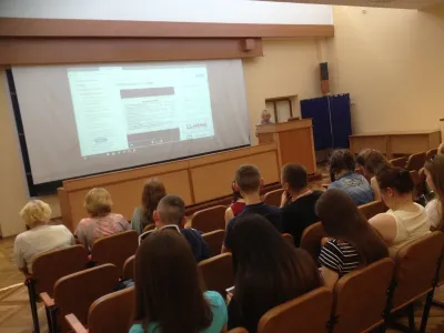 Студенти-другокурсники уважно слухають виступ про основи інформаційної культури