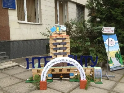 Книжкова інсталяція "БІЛА ВЕЖА"