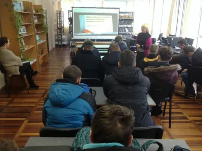 Гол. бібліотекар К. Дєдова під час занять з основ інформаційної культури