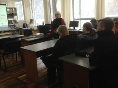 Гол. бібліотекар К. Дєдова під час занять з основ інформаційної культури