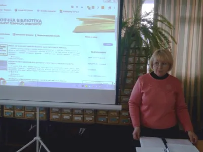 Головний бібліотекар Катерина Дєдова проводить заняття з інформаційної культури
