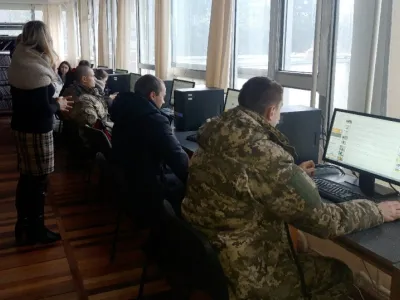 Головний бібліограф Л. Криштафович знайомить магістрів-будівельників з електронним каталогом НТБ ВНТУ