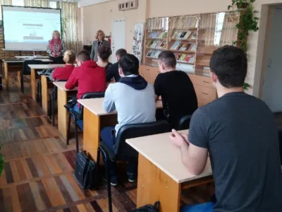 Першокурсники ФІРЕН на заняттях з ОІК в бібліотеці