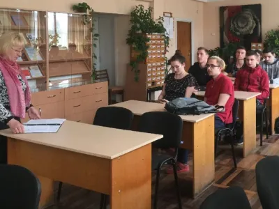 Гол. бібліотекар К. Дєдова під час занять з основ інформаційної культури