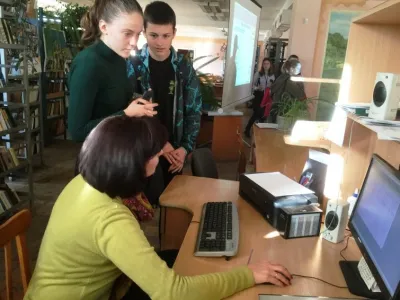 Завідувачка відділу Ганна Суровенко відповідає на запитання ліцеїстів