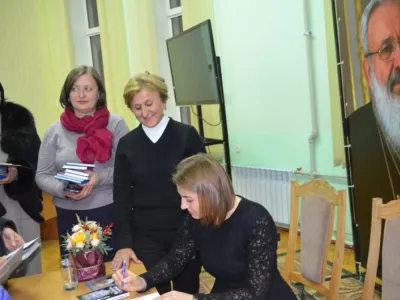 Упорядник видання О. Климончук підписує книгу