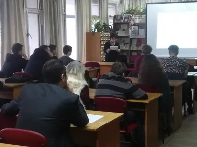 Присутні зацікавлено слухають